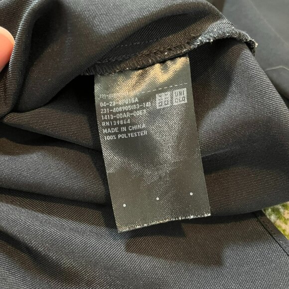 Uniqlo Black V-Neck Drape Blouse, Size Medium - Picture 5 of 6